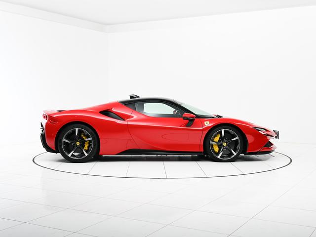 ＳＦ９０ストラダーレ Ｆ１　ＤＣＴ　Ｅ４ＷＤ　左Ｈ　リフター　ツートーンルーフ　フェラーリ認定中古車　メーカー保証付　フェラーリ・ロードサイドアシスタンス　Ｆｅｒｒａｒｉ　Ａｐｐｒｏｖｅｄ（11枚目）