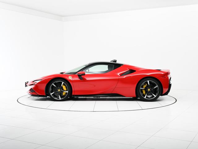 ＳＦ９０ストラダーレ Ｆ１　ＤＣＴ　Ｅ４ＷＤ　左Ｈ　リフター　ツートーンルーフ　フェラーリ認定中古車　メーカー保証付　フェラーリ・ロードサイドアシスタンス　Ｆｅｒｒａｒｉ　Ａｐｐｒｏｖｅｄ（12枚目）