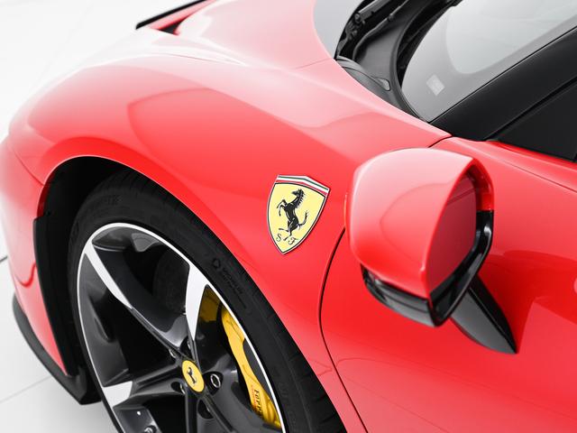 ＳＦ９０ストラダーレ Ｆ１　ＤＣＴ　Ｅ４ＷＤ　左Ｈ　リフター　ツートーンルーフ　フェラーリ認定中古車　メーカー保証付　フェラーリ・ロードサイドアシスタンス　Ｆｅｒｒａｒｉ　Ａｐｐｒｏｖｅｄ（15枚目）
