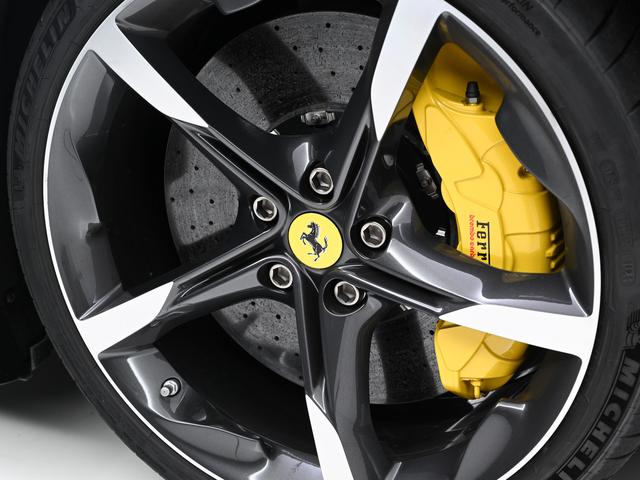 ＳＦ９０ストラダーレ Ｆ１　ＤＣＴ　Ｅ４ＷＤ　左Ｈ　リフター　ツートーンルーフ　フェラーリ認定中古車　メーカー保証付　フェラーリ・ロードサイドアシスタンス　Ｆｅｒｒａｒｉ　Ａｐｐｒｏｖｅｄ（17枚目）