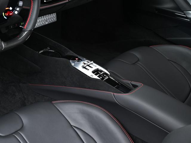 ＳＦ９０ストラダーレ Ｆ１　ＤＣＴ　Ｅ４ＷＤ　左Ｈ　リフター　ツートーンルーフ　フェラーリ認定中古車　メーカー保証付　フェラーリ・ロードサイドアシスタンス　Ｆｅｒｒａｒｉ　Ａｐｐｒｏｖｅｄ（26枚目）
