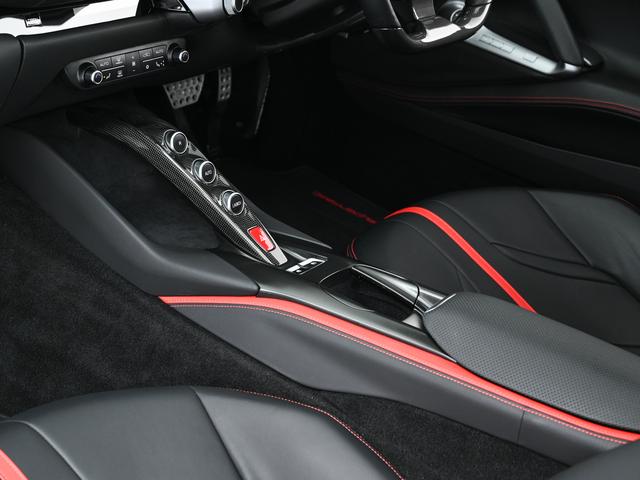 ８１２スーパーファスト Ｆ１　ＤＣＴ　右Ｈ　ＬＥＤ付きカーボン製ドライバーゾーン　フェラーリ認定中古車　メーカー保証付　フェラーリ・ロードサイドアシスタンス　Ｆｅｒｒａｒｉ　Ａｐｐｒｏｖｅｄ（25枚目）