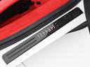 カーボンファイバー製ドアステップを装着しております。