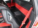 シート裏にはバッグなどの収納に便利なスペースがございます。