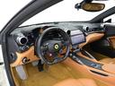 こちらは左ハンドルのお車でございます。内装色はBeige Tradizioneを選択しております。