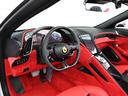 こちらは左ハンドルのお車でございます。内装色はRosso Ferrariを選択しております。