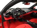こちらは左ハンドルのお車でございます。内装色はRosso Ferrariを選択しております。