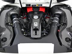 リアミッドに搭載された３．９Ｌ　Ｖ８ツインターボエンジンは７２０馬力を発揮します。 4