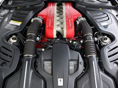 フロントに搭載された６．３ＬのＶ１２　エンジンは６９０馬力を発揮します。 4