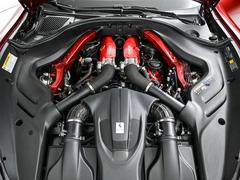 フロントミッドに搭載された３．９ＬのＶ８ツインターボエンジンは６２０馬力を発揮します。 4