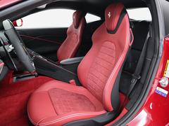 こちらは左ハンドルのお車でございます。内装色はＢｏｒｄｅａｕｘを選択しております。 4
