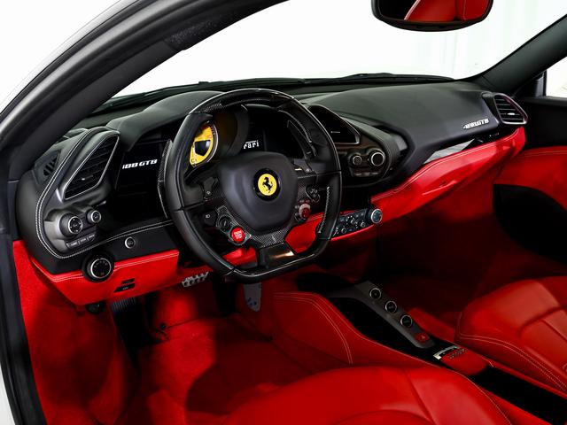４８８ＧＴＢ 　ツートンエクステリア　　ボディーカラーＢｉａｎｃｏ　Ａｖｕｓ（白）にインテリアはＲｏｓｓｏ　Ｆｅｒｒａｒｉ（赤）の組み合わせでございます。（2枚目）