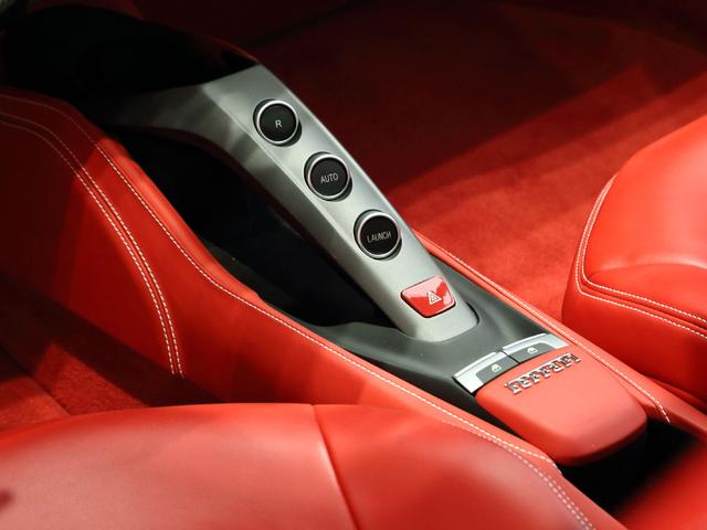 ４８８ＧＴＢ 　ツートンエクステリア　　ボディーカラーＢｉａｎｃｏ　Ａｖｕｓ（白）にインテリアはＲｏｓｓｏ　Ｆｅｒｒａｒｉ（赤）の組み合わせでございます。（15枚目）