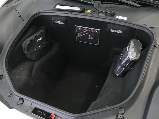 ４８８ＧＴＢ 　ツートンエクステリア　　ボディーカラーＢｉａｎｃｏ　Ａｖｕｓ（白）にインテリアはＲｏｓｓｏ　Ｆｅｒｒａｒｉ（赤）の組み合わせでございます。（18枚目）
