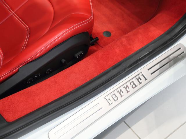 ４８８ＧＴＢ 　ツートンエクステリア　　ボディーカラーＢｉａｎｃｏ　Ａｖｕｓ（白）にインテリアはＲｏｓｓｏ　Ｆｅｒｒａｒｉ（赤）の組み合わせでございます。（22枚目）