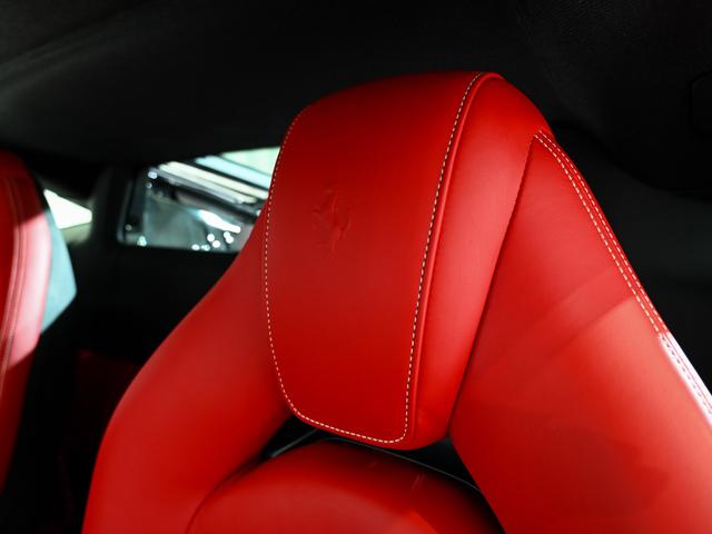 ４８８ＧＴＢ 　ツートンエクステリア　　ボディーカラーＢｉａｎｃｏ　Ａｖｕｓ（白）にインテリアはＲｏｓｓｏ　Ｆｅｒｒａｒｉ（赤）の組み合わせでございます。（33枚目）