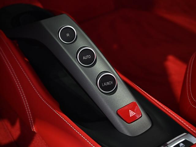 ４８８ＧＴＢ 　ツートンエクステリア　　ボディーカラーＢｉａｎｃｏ　Ａｖｕｓ（白）にインテリアはＲｏｓｓｏ　Ｆｅｒｒａｒｉ（赤）の組み合わせでございます。（40枚目）