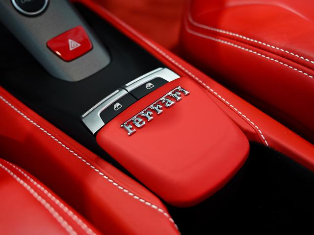 ４８８ＧＴＢ 　ツートンエクステリア　　ボディーカラーＢｉａｎｃｏ　Ａｖｕｓ（白）にインテリアはＲｏｓｓｏ　Ｆｅｒｒａｒｉ（赤）の組み合わせでございます。（46枚目）