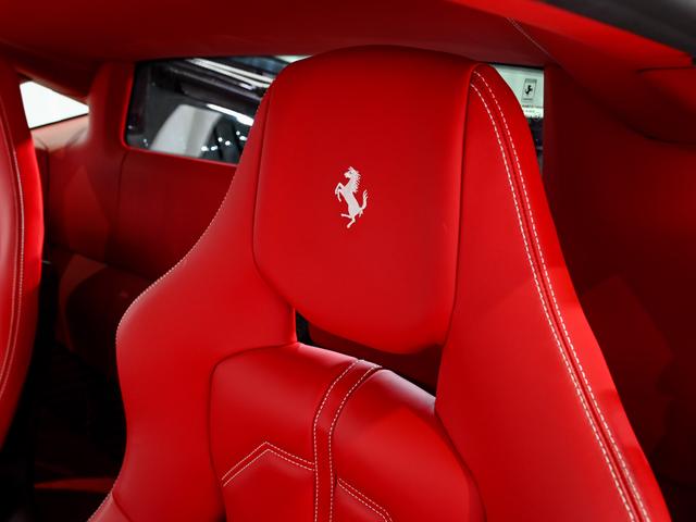 ４８８ＧＴＢ 　ボディーカラーＢｉａｎｃｏ　Ａｖｕｓ（白）にインテリアはＲｏｓｓｏ　Ｆｅｒｒａｒｉ（赤）の組み合わせでございます。（17枚目）
