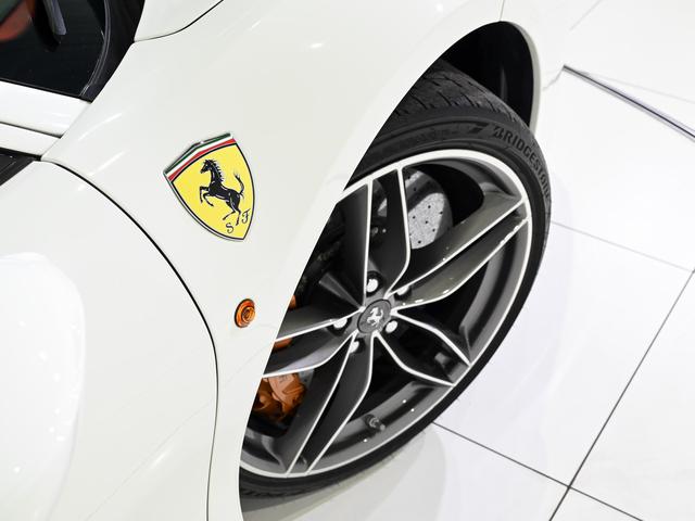 ４８８ＧＴＢ 　ボディーカラーＢｉａｎｃｏ　Ａｖｕｓ（白）にインテリアはＲｏｓｓｏ　Ｆｅｒｒａｒｉ（赤）の組み合わせでございます。（27枚目）