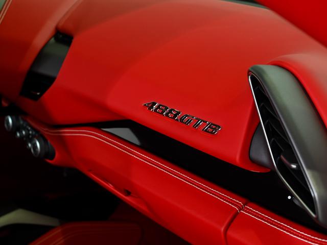 ４８８ＧＴＢ 　ボディーカラーＢｉａｎｃｏ　Ａｖｕｓ（白）にインテリアはＲｏｓｓｏ　Ｆｅｒｒａｒｉ（赤）の組み合わせでございます。（31枚目）