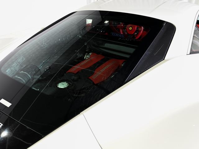 ４８８ＧＴＢ 　ボディーカラーＢｉａｎｃｏ　Ａｖｕｓ（白）にインテリアはＲｏｓｓｏ　Ｆｅｒｒａｒｉ（赤）の組み合わせでございます。（34枚目）