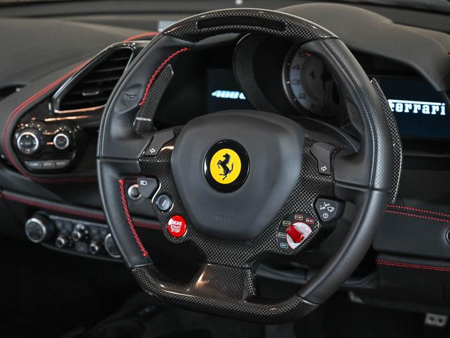 ４８８ＧＴＢ 　右ハンドルです。ボディーカラーＢｉａｎｃｏ　Ｉｔａｌｉａ（パール）にインテリアはＮｅｒｏ（黒）の組み合わせでございます。（2枚目）