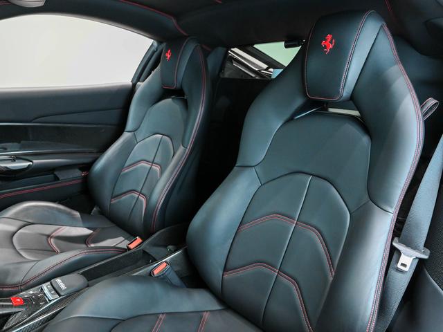 ４８８ＧＴＢ 　右ハンドルです。ボディーカラーＢｉａｎｃｏ　Ｉｔａｌｉａ（パール）にインテリアはＮｅｒｏ（黒）の組み合わせでございます。（3枚目）