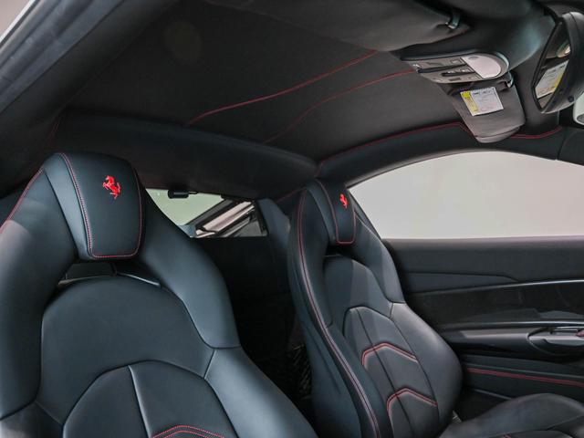 ４８８ＧＴＢ 　右ハンドルです。ボディーカラーＢｉａｎｃｏ　Ｉｔａｌｉａ（パール）にインテリアはＮｅｒｏ（黒）の組み合わせでございます。（13枚目）