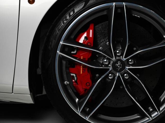 ４８８ＧＴＢ 　右ハンドルです。ボディーカラーＢｉａｎｃｏ　Ｉｔａｌｉａ（パール）にインテリアはＮｅｒｏ（黒）の組み合わせでございます。（21枚目）