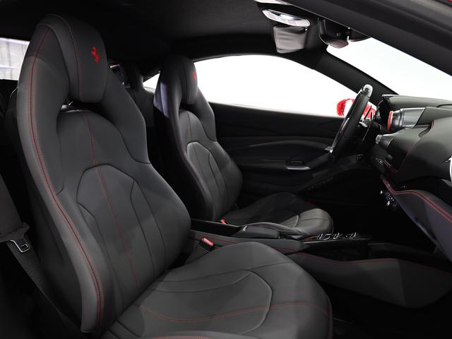 Ｆ８トリブート Ｆ１　ＤＣＴ　ボンネットアッパインサートブラックマット　フェラーリ認定中古車　メーカー保証付　フェラーリ・ロードサイドアシスタンス　Ｆｅｒｒａｒｉ　Ａｐｐｒｏｖｅｄ（3枚目）