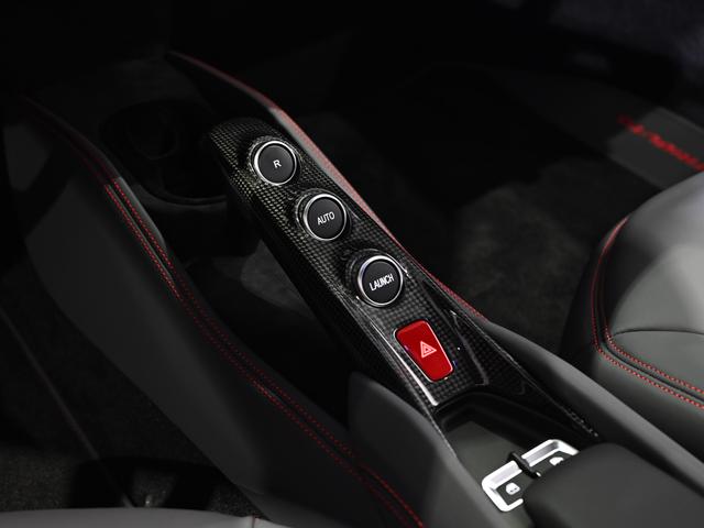 Ｆ８トリブート Ｆ１　ＤＣＴ　ボンネットアッパインサートブラックマット　フェラーリ認定中古車　メーカー保証付　フェラーリ・ロードサイドアシスタンス　Ｆｅｒｒａｒｉ　Ａｐｐｒｏｖｅｄ（4枚目）
