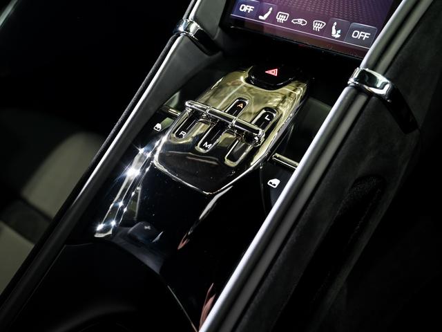 ローマ 　ボディーカラーＧｒｉｇｉｏ　Ｓｉｌｖｅｒｓｔｏｎｅ（灰）にインテリアはＮｅｒｏ（黒）の組み合わせでございます。（12枚目）