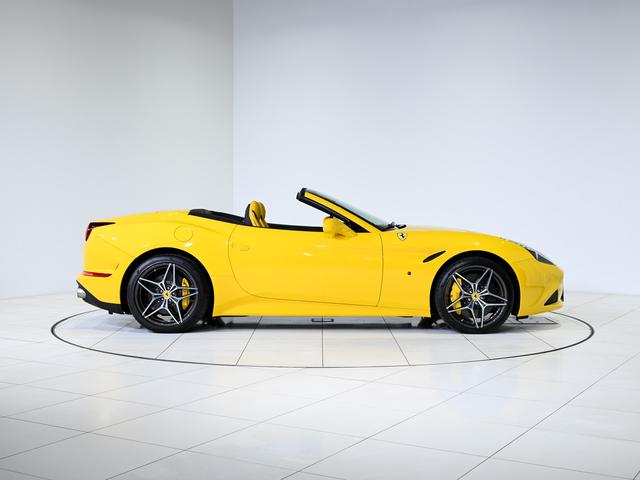 カリフォルニアＴ 　ボディーカラー　Ｇｉａｌｌｏ　Ｍｏｄｅｎａ（黄）にインテリアはＧｉａｌｌｏ（黄）の組み合わせでございます。（32枚目）