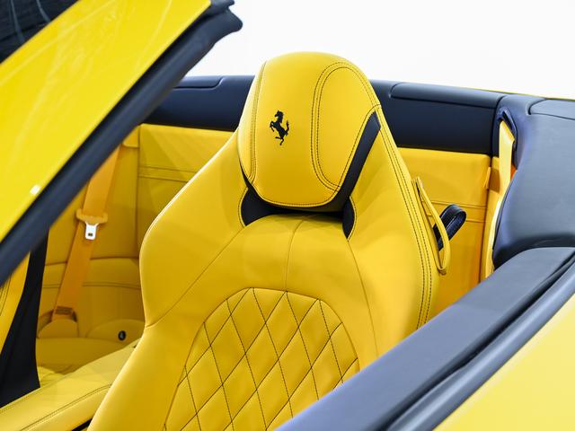 カリフォルニアＴ 　ボディーカラー　Ｇｉａｌｌｏ　Ｍｏｄｅｎａ（黄）にインテリアはＧｉａｌｌｏ（黄）の組み合わせでございます。（44枚目）