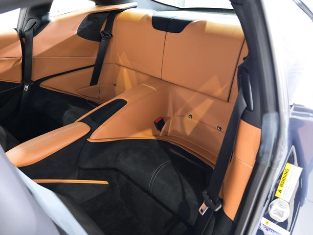 ローマ Ｆ１　ＤＣＴ　２０ｉｎｃｈクローム仕上　フェラーリ認定中古車　メーカー保証付　フェラーリ・ロードサイドアシスタンス　Ｆｅｒｒａｒｉ　Ａｐｐｒｏｖｅｄ　Ｂｌｕ　Ｒｏｍａ（4枚目）