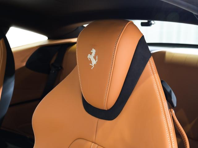 ローマ Ｆ１　ＤＣＴ　２０ｉｎｃｈクローム仕上　フェラーリ認定中古車　メーカー保証付　フェラーリ・ロードサイドアシスタンス　Ｆｅｒｒａｒｉ　Ａｐｐｒｏｖｅｄ　Ｂｌｕ　Ｒｏｍａ（19枚目）