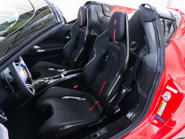 SF90スパイダー ベースグレード フェラーリ認定中古車メーカー保証付 フェラーリロードサイドアシスタンス Ferrari Approved 20インチ・ダイアモンド研磨仕上げ・スポーツホイール(鍛造)カーボンファイバーレーシングシート(3枚目)