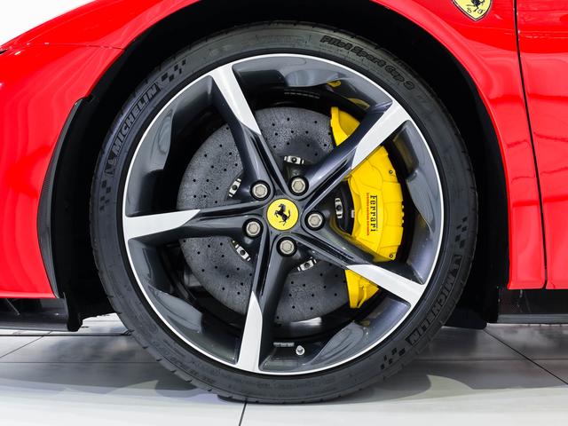 SF90スパイダー ベースグレード フェラーリ認定中古車メーカー保証付 フェラーリロードサイドアシスタンス Ferrari Approved 20インチ・ダイアモンド研磨仕上げ・スポーツホイール(鍛造)カーボンファイバーレーシングシート(4枚目)