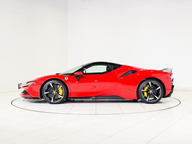 SF90スパイダー ベースグレード フェラーリ認定中古車メーカー保証付 フェラーリロードサイドアシスタンス Ferrari Approved 20インチ・ダイアモンド研磨仕上げ・スポーツホイール(鍛造)カーボンファイバーレーシングシート(9枚目)