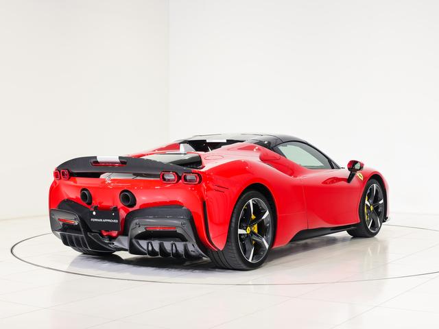 SF90スパイダー ベースグレード フェラーリ認定中古車メーカー保証付 フェラーリロードサイドアシスタンス Ferrari Approved 20インチ・ダイアモンド研磨仕上げ・スポーツホイール(鍛造)カーボンファイバーレーシングシート(10枚目)
