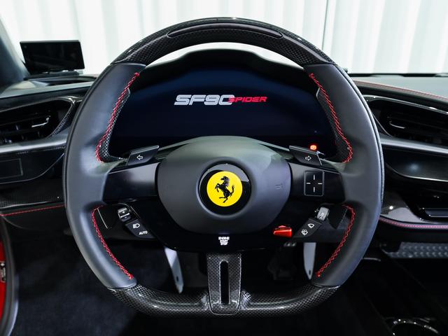 SF90スパイダー ベースグレード フェラーリ認定中古車メーカー保証付 フェラーリロードサイドアシスタンス Ferrari Approved 20インチ・ダイアモンド研磨仕上げ・スポーツホイール(鍛造)カーボンファイバーレーシングシート(13枚目)