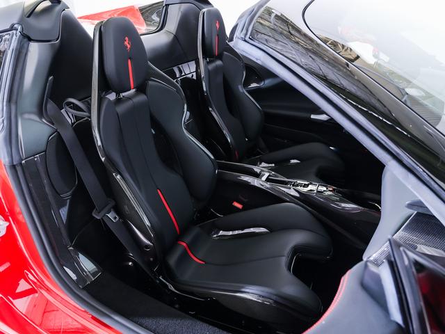 SF90スパイダー ベースグレード フェラーリ認定中古車メーカー保証付 フェラーリロードサイドアシスタンス Ferrari Approved 20インチ・ダイアモンド研磨仕上げ・スポーツホイール(鍛造)カーボンファイバーレーシングシート(14枚目)
