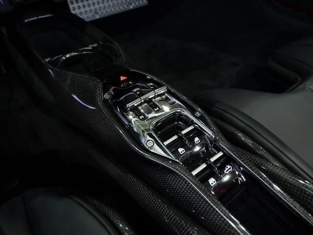 SF90スパイダー ベースグレード フェラーリ認定中古車メーカー保証付 フェラーリロードサイドアシスタンス Ferrari Approved 20インチ・ダイアモンド研磨仕上げ・スポーツホイール(鍛造)カーボンファイバーレーシングシート(16枚目)