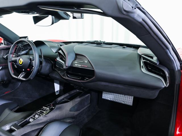 SF90スパイダー ベースグレード フェラーリ認定中古車メーカー保証付 フェラーリロードサイドアシスタンス Ferrari Approved 20インチ・ダイアモンド研磨仕上げ・スポーツホイール(鍛造)カーボンファイバーレーシングシート(22枚目)