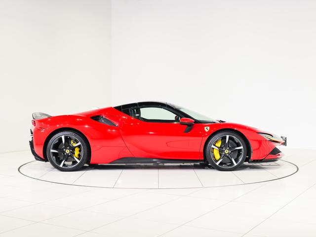 SF90スパイダー ベースグレード フェラーリ認定中古車メーカー保証付 フェラーリロードサイドアシスタンス Ferrari Approved 20インチ・ダイアモンド研磨仕上げ・スポーツホイール(鍛造)カーボンファイバーレーシングシート(29枚目)