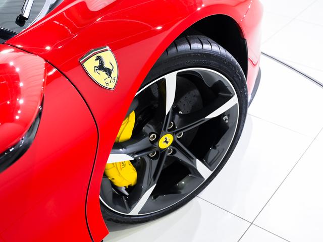 SF90スパイダー ベースグレード フェラーリ認定中古車メーカー保証付 フェラーリロードサイドアシスタンス Ferrari Approved 20インチ・ダイアモンド研磨仕上げ・スポーツホイール(鍛造)カーボンファイバーレーシングシート(31枚目)