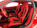 マットブラック鍛造ホイールとロッソコルサキャリパーが足元を引き締め、スクーデリア・フェラーリエンブレムが誇りを示しています。