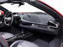 カーボンファイバー製ダッシュボードが軽量化と上質な質感を両立しています。