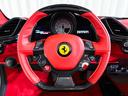 インテリアはRosso Ferrariを基調に、特注レーシングストライプ入りのカーボンレーシングシート(Mサイズ)を装備。